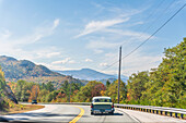 Autos auf dem Highway in den White Mountains, Herbstfärbung, New Hampshire, Appalachen, USA