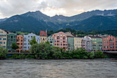 Innbrucker Häuserzeile am Inn, Innsbruck, Tirol, Österreich