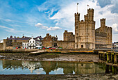 Die Burg von Caernarfon an der Mündung des Seiont, Caernarfon, Gwynedd, Wales, Großbritannein