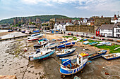 Blick auf die Promenade von Conwy mit dem kleinsten Haus des Vereinigten Königreichs, Wales, Großbritannien