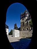 Schloss Burg an der Wupper, Reiterstandbild Graf Engelbert vor dem Palas der Burg, Solingen, NRW, Deutschland