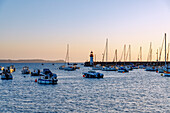  Harbor with boats and dam with lighthouse in the evening light, Erquy, Côte d&#39;Émeraude, Cotes d&#39;Armor, Brittany, France 
