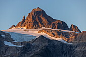 Morgenlicht auf Gletscher in der Nähe von Berggipfel, Prins-Christian-Sund, Kujalleq, Grönland, Europa