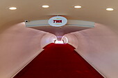 Roter Teppich im luxuriösen TWA Hotel, gelegen im ehemaligen TWA Flight Center am Terminal 5 des John F. Kennedy International Airport (JFK), New York, New York, USA, Nordamerika