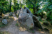  Dolmen large stone grave Allee Couverte de Lesconil in Poullan-sur-Mer near Douarnenez, Cornouaille, Finistere, Brittany, France 