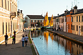 Blick auf den Fluss im Stadtzentrum, Comacchio, Italien