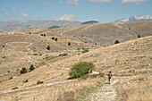  Landschaftsblick auf das Gran-Sasso-Plateau, Abruzzen, Italien 