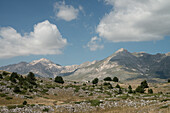  Landschaftsblick auf das Gran-Sasso-Plateau, Abruzzen, Italien 