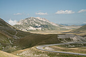  Landschaftsblick auf das Gran-Sasso-Plateau, Abruzzen, Italien 