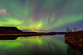  Sweden, Norrbotten County, Nikkaluokta, lake, Northern Lights in the night sky 