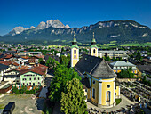  St. Johann with parish church and Kaiser Mountains in the background, St. Johann in Tirol, Kitzbühel Alps, Tyrol, Austria 