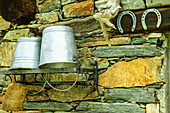 Milchkannen und Hufeisen an traditioneller Alm, Valmalenco, Alta via della Valmalenco, Bernina-Alpen, Lombardei, Italien