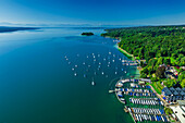 Blick auf Yachthafen Possenhofen und Starnberger See, Starnberger See, Fünfseenland, Oberbayern, Bayern, Deutschland