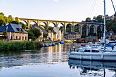 Hafen Port de Dinan mit Steinbrücke Le Vieux Pont über den Fluss Rance und den Viadukt, Dinan, Côte d'Emeraude, Côtes-d’Armor, Bretagne, Frankreich