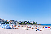 Sandy beach Plage du Prieuré overlooking Promenade du Clair de Lune in Dinard with a view of Saint-Malo, Côte d'Emeraude, Côtes-d'Armor, Brittany, France