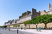 City wall at Quai St-Vincent and houses in the old town of Intra Muros on the fortified island of Ville Close in Saint-Malo, Côte d'Emeraude, Côtes-d'Armor, Brittany, France