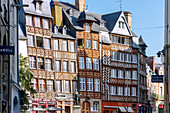 Place du Champ Jacquet mit Fachwerkhäusern und Denkmal und Statue von Jean Leperdit in der Altstadt von Rennes, Ille-et-Vilaine, Bretagne, Frankreich