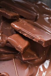 Eine Tafel braune Schokolade von Lindt … – Bilder kaufen – 25987 ❘ StockFood