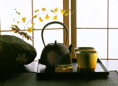 Japanische Teekanne; Schalen; Tablett