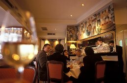 Weißweinglas vor kleiner Runde im Bistro du Sommelier, Paris