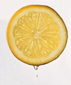 Zitronenscheibe mit einem Tropfen