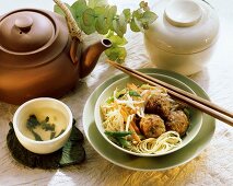 Fleischbällchen mit asiatischen Eiernudeln & Gemüse
