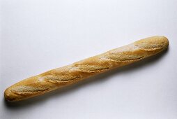 Ein Stangenbaguette vor weißem Hintergrund