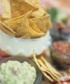 Guacamole (Avocadodip) und Tortilla-Chips