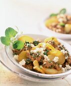Fried potatoes with mince and sheep's cheese