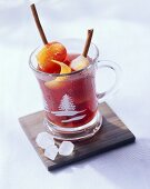 Heiße Sangria in winterlicher Tasse