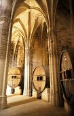 Weinfässer lagern in Kirche, Château Valmagne, Languedoc
