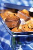 Chocolatchip-Muffins & Donuts in einer Blechdose