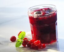 Johannisbeere-Himbeere-Konfitüre mit Beeren und Zucker