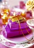Weihnachtliches Tischgedeck in violett und gold