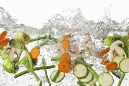Frisches Gemüse in kochendem Wasser