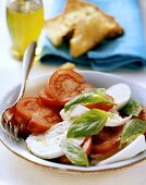 Insalata caprese (Tomaten-Mozzarella-Salat mit Basilikum)