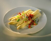 Asparagus gratin with tomato and butter sauce