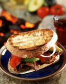 Getoastetes Sandwich mit Rindfleisch, Tomaten & Avocado