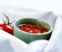 Schälchen mit Tomatensauce