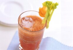 Orangen-Möhren-Drink mit Eiswürfeln
