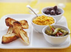 Tapas: Kürbisdip mit Chilis und Oliven, geröstetes Brot