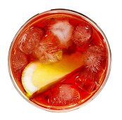 Campari mit Zitrone und Eiswürfeln