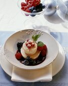 Zabaglione al marsala (Geeiste Sabayon mit Beeren, Italien)