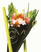 Temaki mit Surimi, Kaviar, Spargel, Sellerie