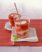 Zwei Gläser Erdbeer-Melonen-Smoothie