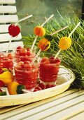Pink-Drinks mit Himbeeren,Melonenkugeln,bunten Strohhalmen