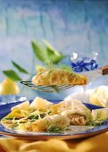 Lachs-Teigecken mit Zucchinistreifen,Zitronen & Dill