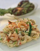 Spaghetti with shrimps, artichokes and green pepper