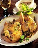 Geschmortes Huhn mit Lorbeer auf Platte; Sauce; Weißwein