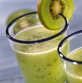 Kiwi sour in a glass with a kiwi slice on the edge 